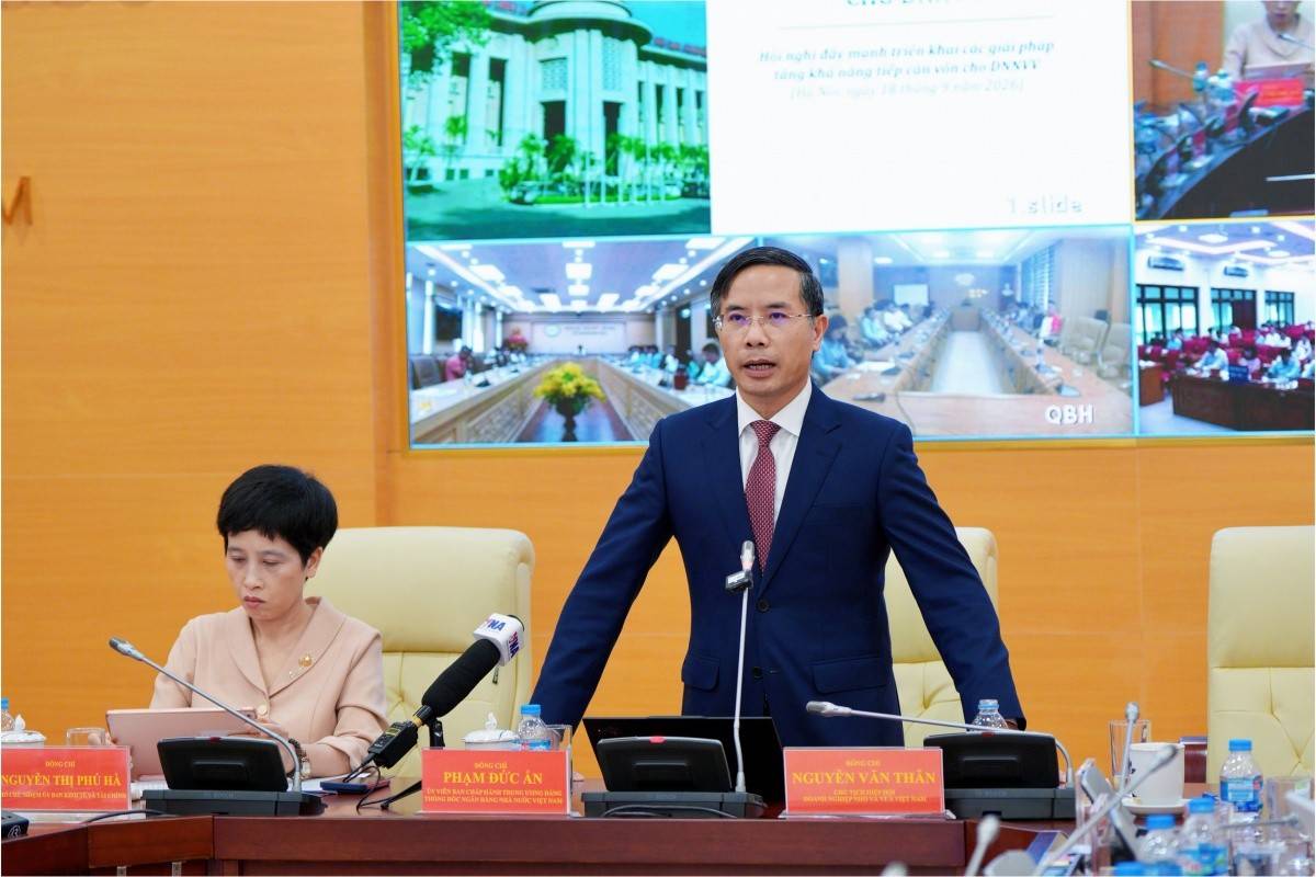 Phát biểu kết luận Hội nghị Tăng cường khả năng tiếp cận vốn tín dụng cho doanh nghiệp nhỏ và vừa, Thống đốc NHNN Phạm Đức Ấn khẳng định, trong bối cảnh đất nước đang quyết tâm thực hiện mục tiêu tăng trưởng 2 con số, DNNVV sẽ tiếp tục là một lực lượng quan trọng của nền kinh tế. Ngành Ngân hàng sẽ tiếp tục đồng hành, tạo điều kiện về vốn, sản phẩm, dịch vụ ngân hàng phù hợp trong phạm vi khả năng và quy định pháp luật. Phát biểu kết luận Hội nghị Tăng cường khả năng tiếp cận vốn tín dụng cho doanh nghiệp nhỏ và vừa, Thống đốc NHNN Phạm Đức Ấn khẳng định, trong bối cảnh đất nước đang quyết tâm thực hiện mục tiêu tăng trưởng 2 con số, DNNVV sẽ tiếp tục là một lực lượng quan trọng của nền kinh tế. Ngành Ngân hàng sẽ tiếp tục đồng hành, tạo điều kiện về vốn, sản phẩm, dịch vụ ngân hàng phù hợp trong phạm vi khả năng và quy định pháp luật.