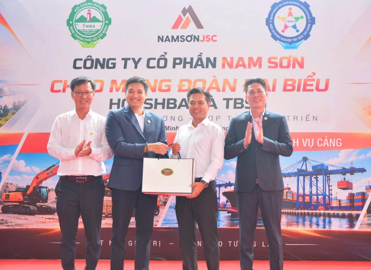 Điểm đến đầu tiên của đoàn là Công ty Cổ phần Nam Sơn. 